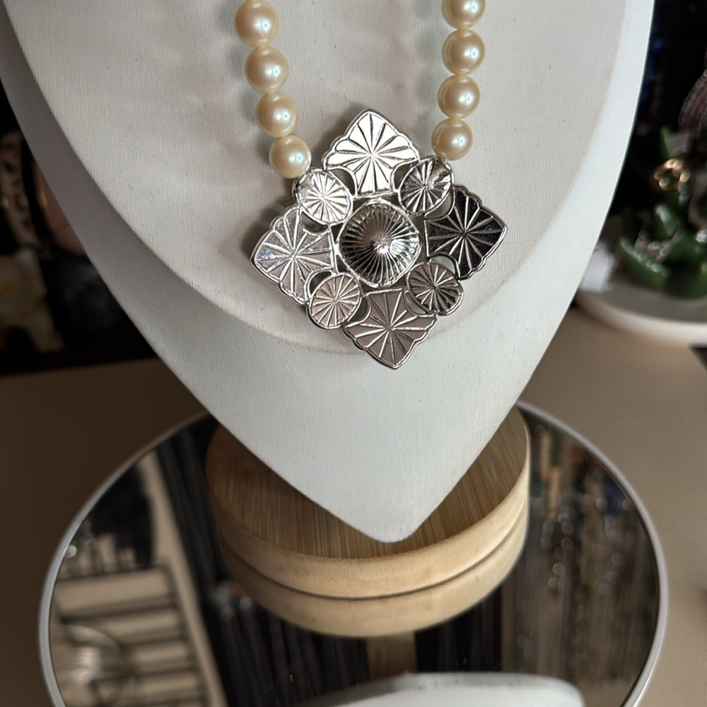 Vintage Yves Saint Laurent pearl necklace - Picture 3 of 4